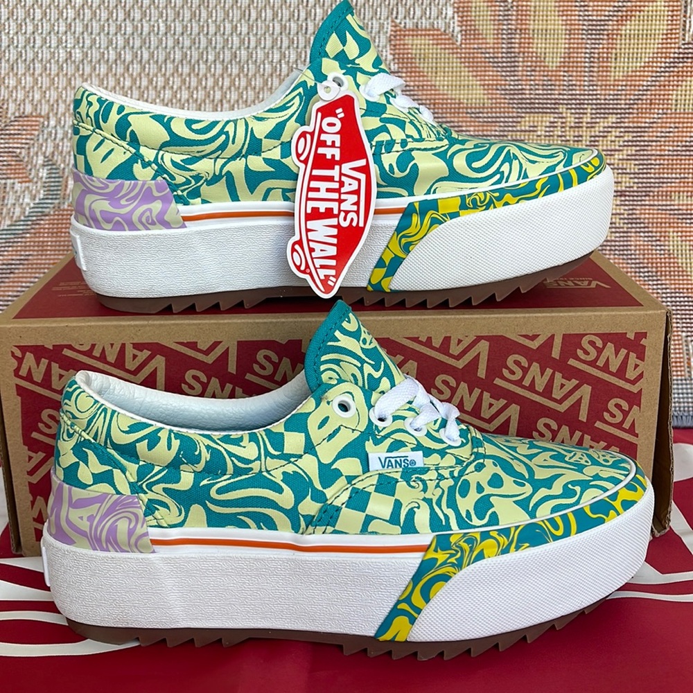 Vans Era Stacked
Wavy Daze Tile Blue
VNOA4BTOCES
WMNS Platforms - sneakers